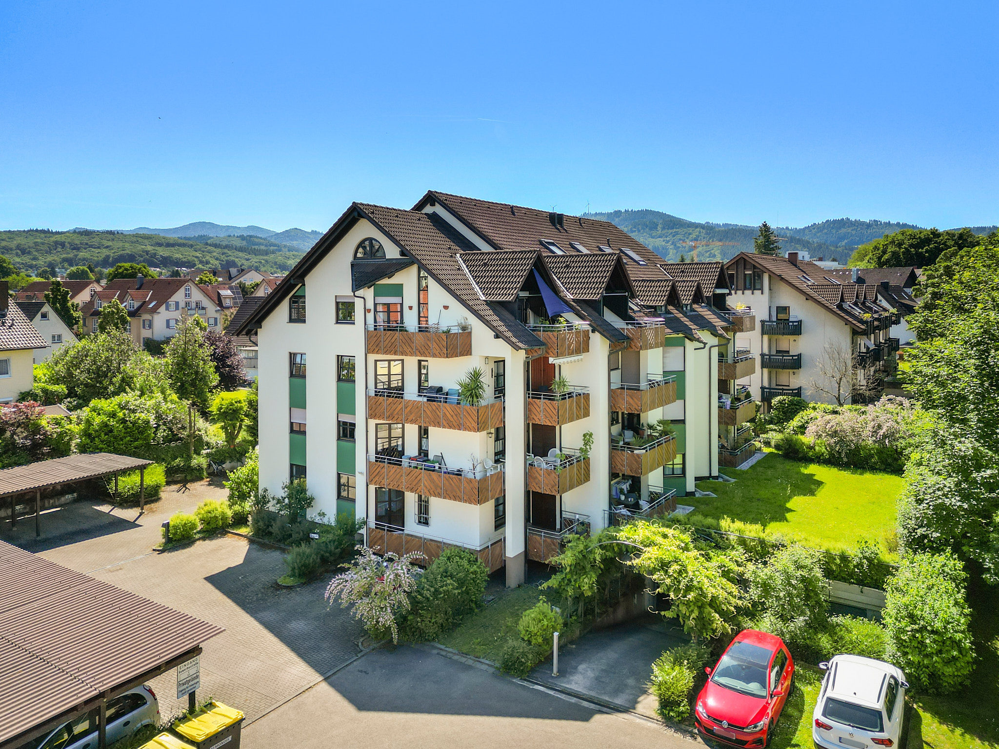 Neubau mit grünen Balkonen